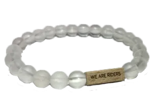 We Are Riders náramek bílé korálky dřevěná visačka WE ARE RIDERS