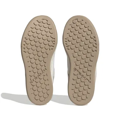 ElementStore - HQ2100_4_FOOTWEAR_Photography_Bottom View_white