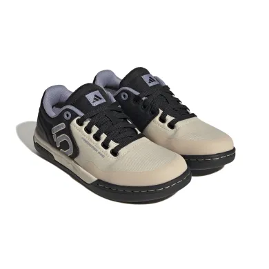 ElementStore - HQ2123_6_FOOTWEAR_Photography_Front Lateral Top View_white