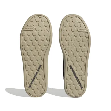 ElementStore - HQ2124_4_FOOTWEAR_Photography_Bottom View_white
