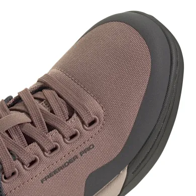 ElementStore - IH0819_8_FOOTWEAR_Photography_Detail View 1_white