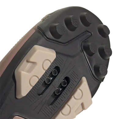 ElementStore - IH0807_8_FOOTWEAR_Photography_Detail View 2_transparent